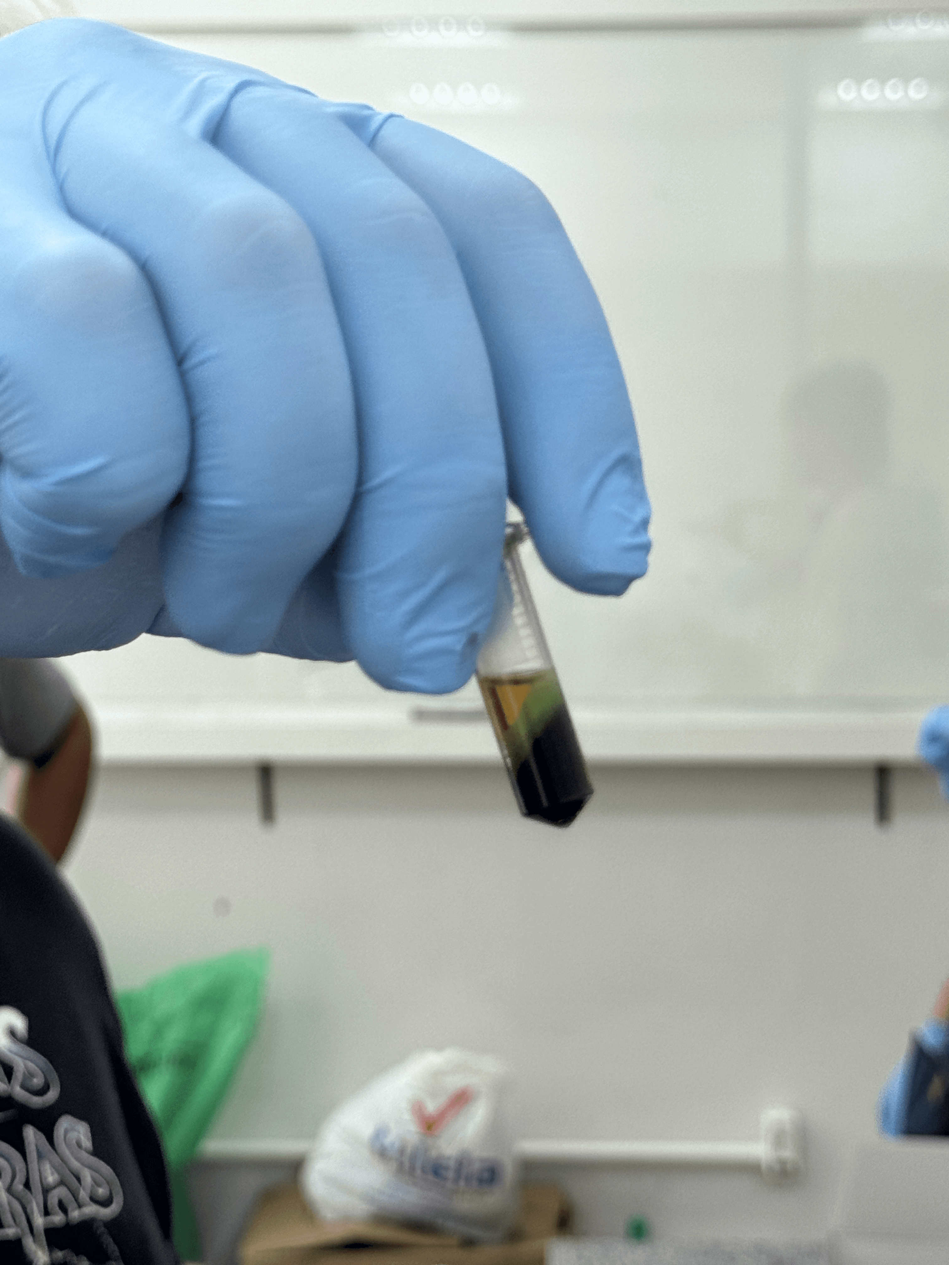 Foto de tubo de ensaio com extrato vegetal em laboratório