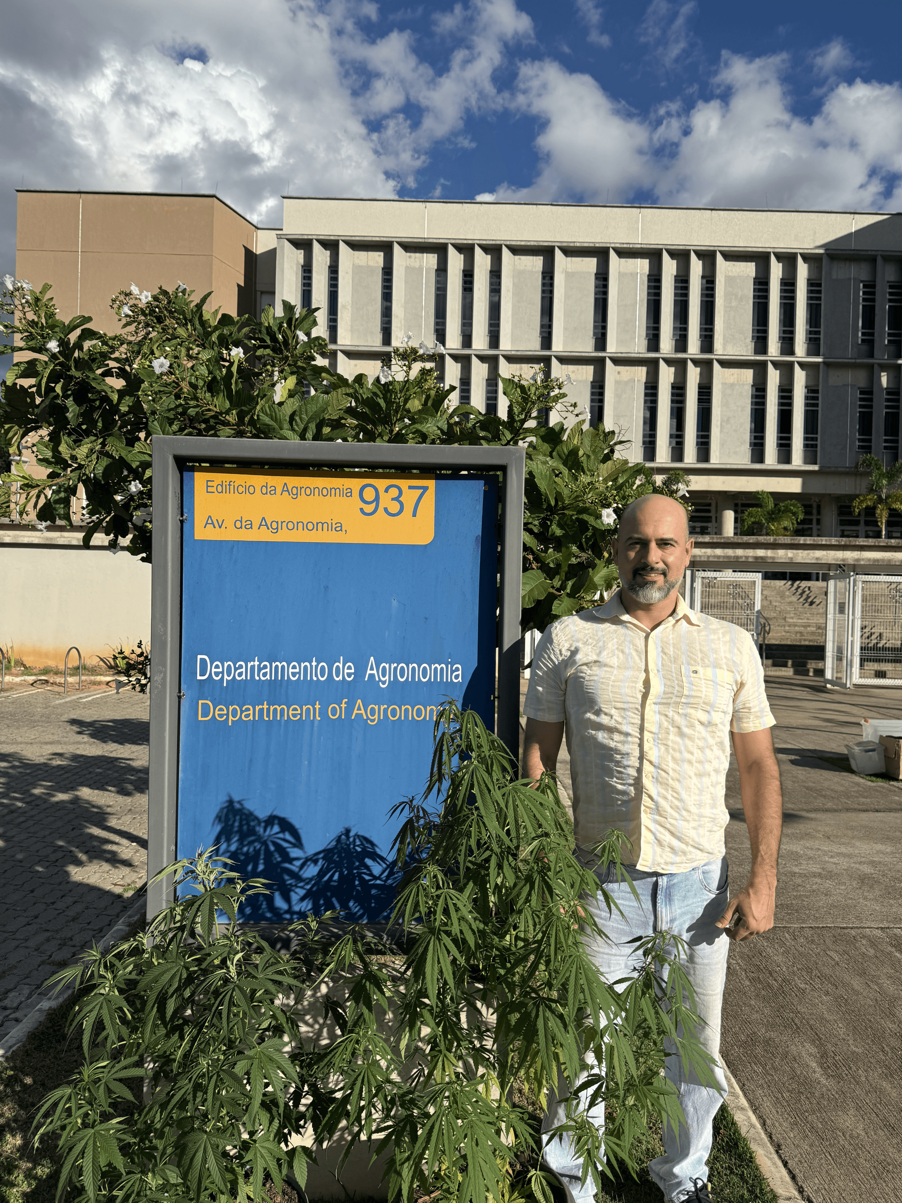Foto de Renato Tonini em frente ao Departamento de Agronomia da UFV