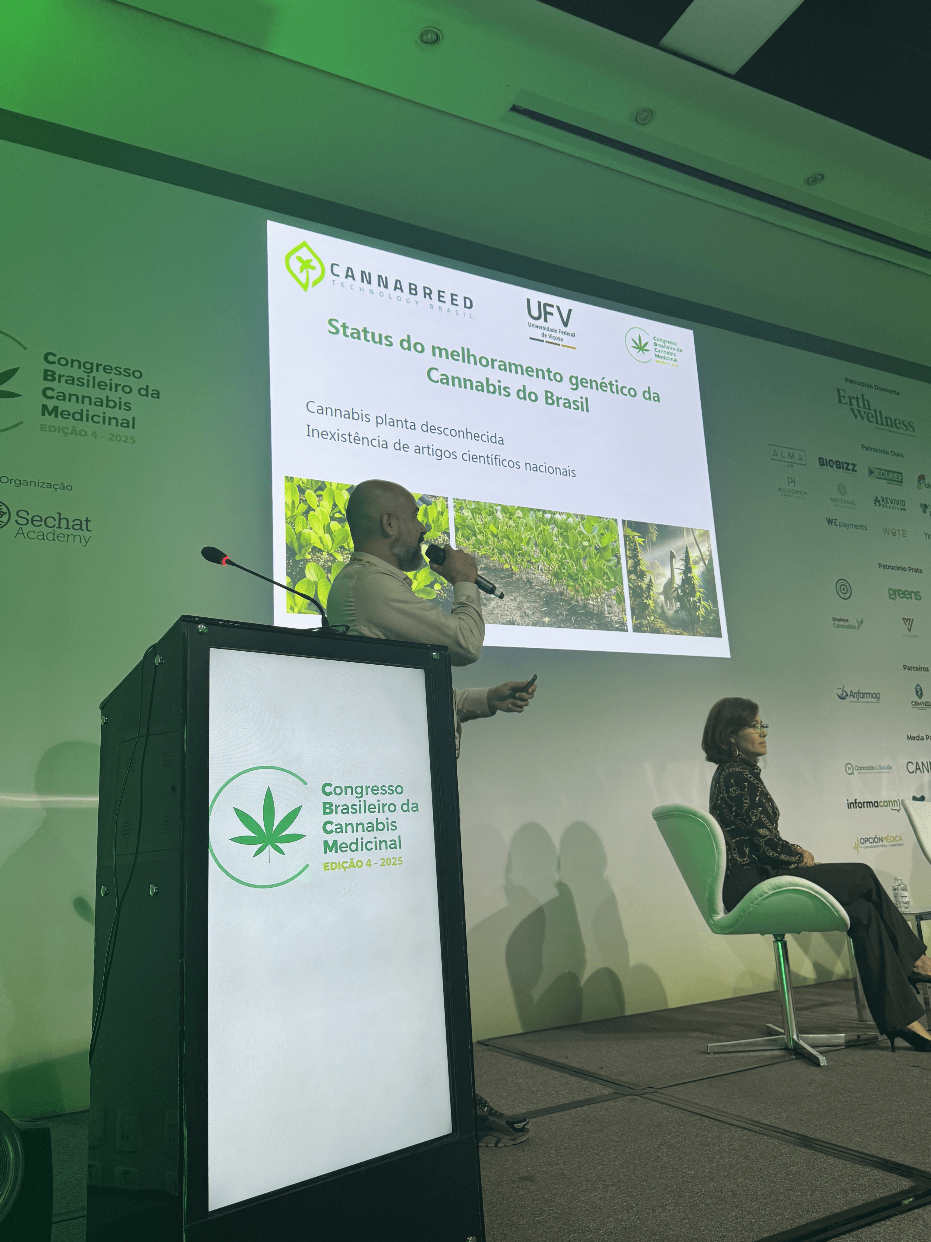 Foto de apresentação acadêmica sobre melhoramento genético no Brasil