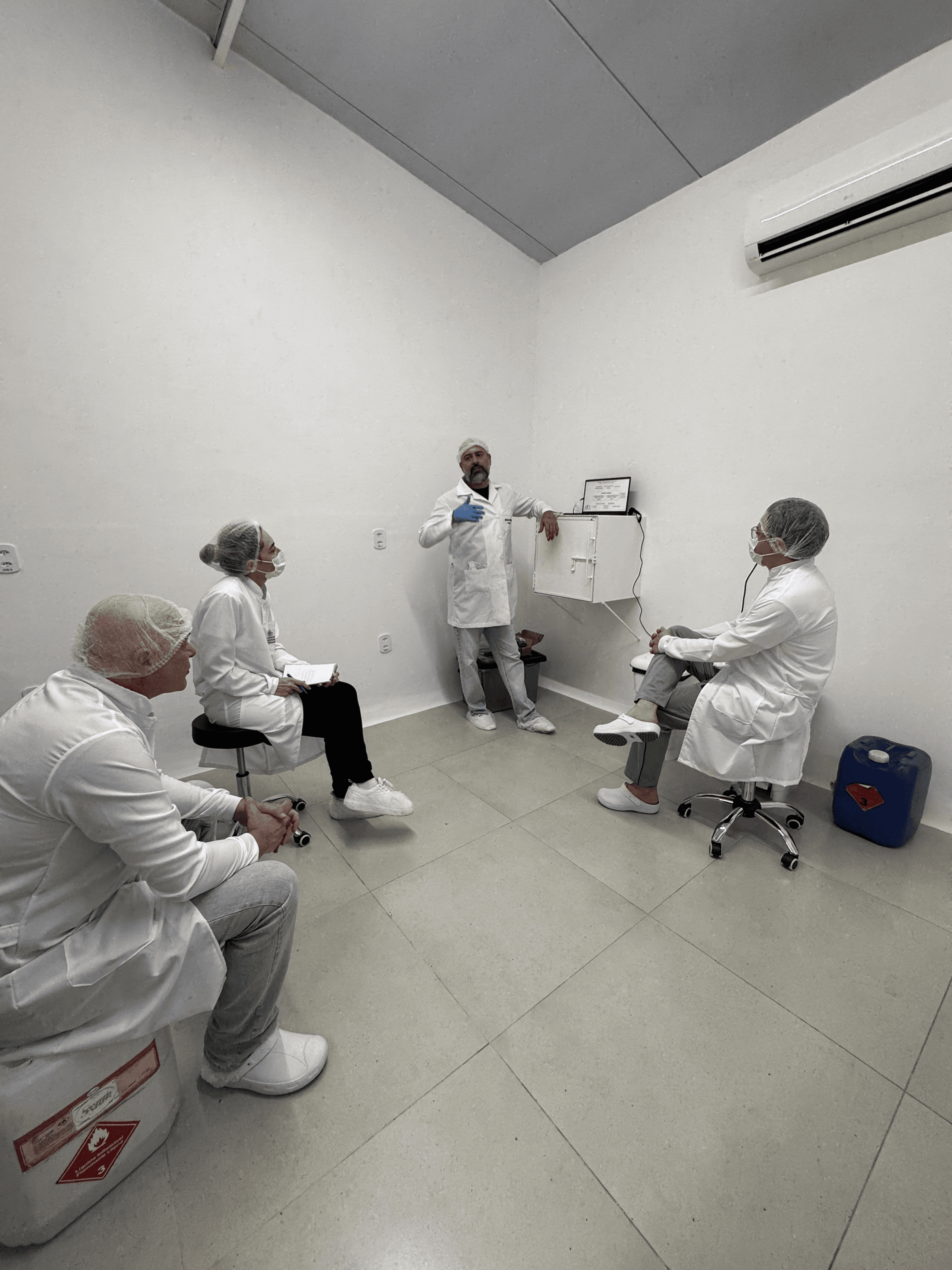 Foto de pesquisadores em laboratório analisando amostras de Cannabis